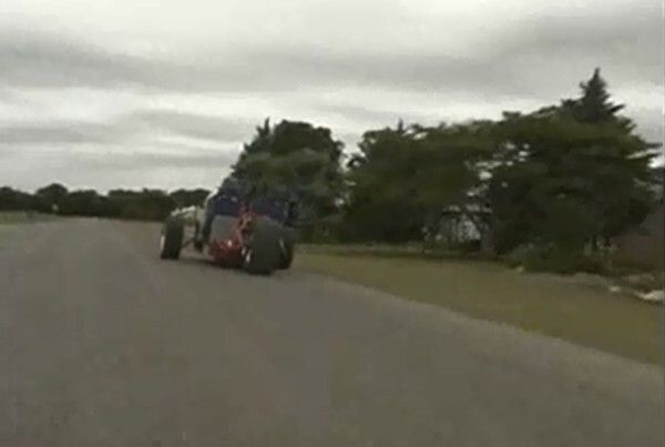 Probefahrt: Gerd Krysztopik mit seinem EZ-EV auf der Straße (Bild: ZWheelz)