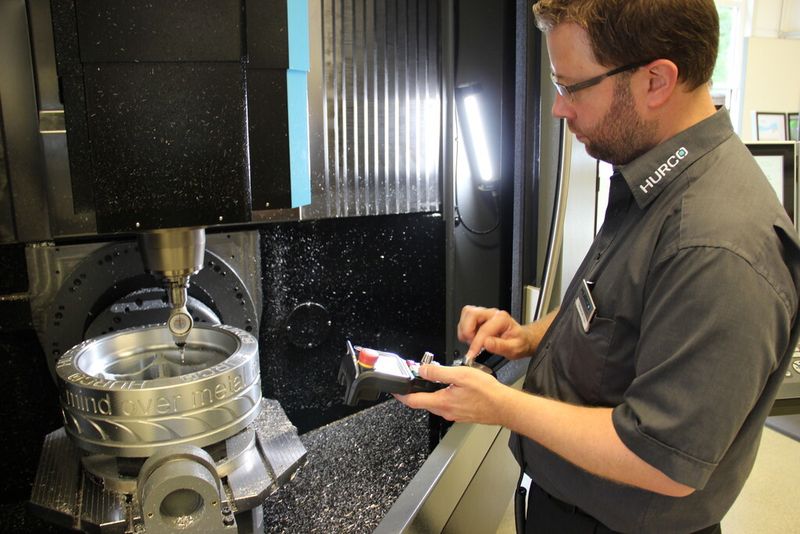 Mit dem abnehmbaren elektronischen Handrad kann der Bediener Einstellungen direkt am Arbeitsraumn der Maschine vornehmen. (Bild: Kroh)