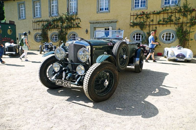 Alt trifft noch älter: Ein Vorkriegs-Bentley am Schloss Dyck. (Bild: SP-X/Patrick Broich)