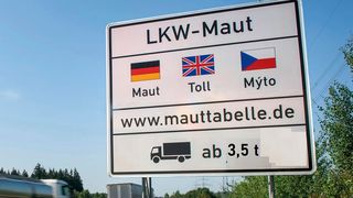 Zum 1. Dezember wird die Lkw-Maut erhöht und wohl auch auf Lkw ab 3,5 t ausgeweitet. Zwar zahlen die Speditionen dann mehr, doch höchstwahrscheinlich geben sie die Mehrkosten an die Verbraucher weiter. Lesen Sie ... (Bild: Grobfidi)
