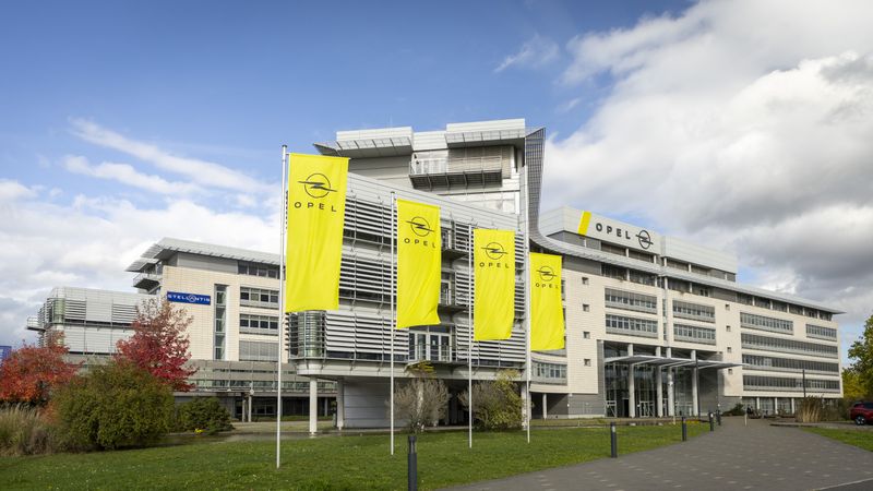 Rüsselsheim soll Entwicklungsstandort im Konzernverbund von Stellantis bleiben. Dennoch verliert Opel über 600 Stellen in diesem Bereich.(Bild:  Stellantis/Opel)