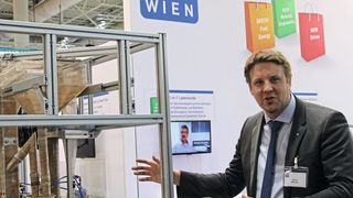 Dr. Stefan Müller von der TU Wien erklärt die Vorzüge einer flexiblen Produktion wertvoller Energieträger aus Abfall. (Finus/VCG)