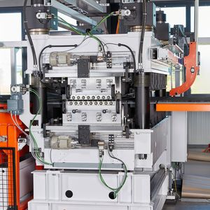 Das Herzstück der Anlage ist eine 17-Walzen-Präzisionsrichtmaschine, ausgestattet mit Zwischenwalzen und hartverchromten Richtwalzen in Blockzustellung, um den hohen Oberflächenanforderungen gerecht zu werden. 