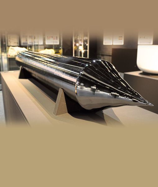 1916: Verfahren für Silizium-Einkristalle. Ein schöpferischer Fehlgriff wurde zum Meilenstein für die Halbleitertechnik: 1916 tauchte der polnische Chemiker Jan Czochralski (1885–1953) im Metall-Labor der AEG versehentlich seine Schreibfeder in einen Schmelztiegel mit flüssigem Zinn statt ins Tintenfass. Daraufhin entwickelte er das nach ihm benannte Verfahren zur Herstellung von Einkristallen, der Grundlage jeden Wafers in der Halbleiterindustrie. Die Methode ist auch als „Kristallziehen“, „Tiegelziehverfahren“ oder „Ziehen aus der Schmelze“ bekannt. Dabei wird Silizium geschmolzen, in die Schmelze wird ein Impfkristall eingetaucht und anschließend durch Drehen und langsames Ziehen (30 bis 60 h) nach oben zu einem Ingot geformt – einem Einkristall mit dem Kristallgitter des Keims. Mehr als 2 m lange Einkristalle aus Silizium werden heute auf diese Weise in großen Mengen hergestellt. Nach dem Kristallziehen werden sie in dünne Scheiben gesägt, die geschliffen, geätzt und poliert die Wafer für viereckige Solarzellen und integrierte Schaltungen ergeben. (KR) (Bild: Bildnachweis: Museen der Stadt Nürnberg, Museum Industriekultur; Foto: Erika Moi)