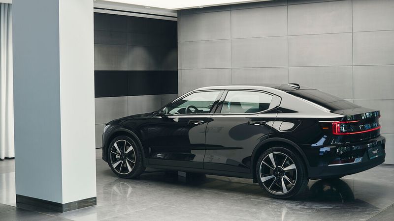 Die ersten in Düsseldorf angebotenen Testfahrten mit der Fließheck-Limousine, für die sich Interessenten online registrieren konnten, sind für die nächsten vier Wochen ausgebucht. (Bild: Polestar)