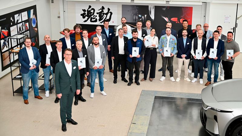 Die besten Verkäufer der deutschen Mazda-Partner wurden in Oberursel ausgezeichnet.(Bild:  Mazda)