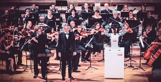 Andrea Bocelli unter Anleitung von Yumi. (ABB)
