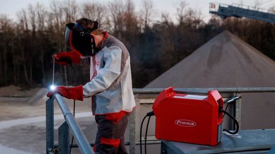 Die neue Ignis 250 von Fronius Welding, die mit 250 Ampere arbeitet, ermöglicht laut Hersteller jederzeit und überall das flexible Lichtbogenschweißen von Hand – auch in höheren Leistungsbereichen und wenn es sich ums Schweißen in widrigen Umgebungen handelt ...(Bild:  Fronius)