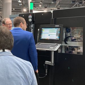Micro5 XL aggrémentée du Variocell PICK&PLACE, présentée à l'EMO 2025.(Source :  Chiron Group)