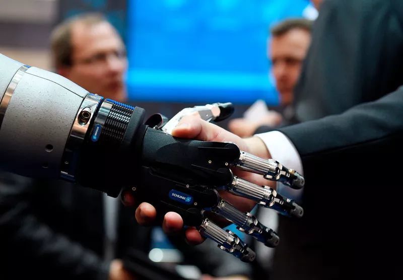 Handshake mit der Zukunft: Vor 20 Jahren noch Science- Fiction, begrüßen heute Roboter die Hannover Messe-Besucher. (Deutsche Messe)