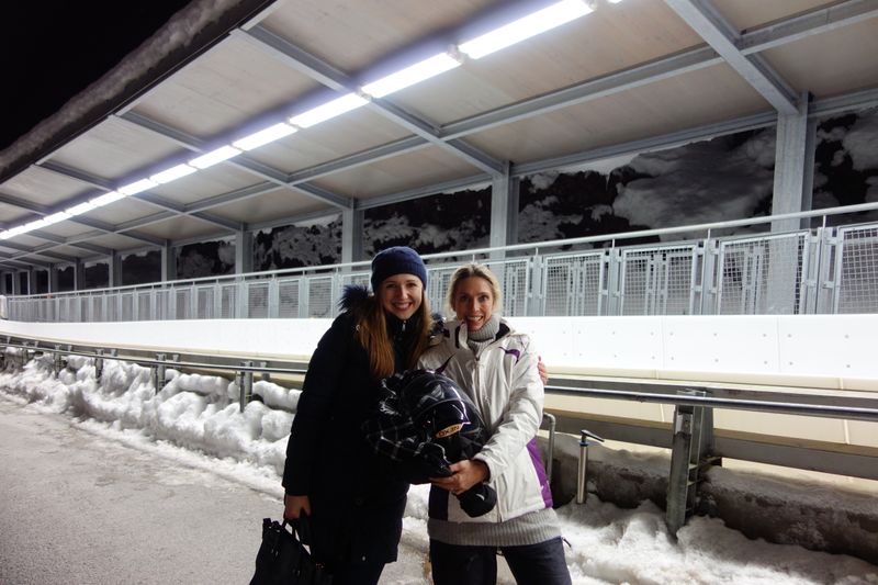 (v. l.) Anna Peschel und Sharon Heidorn, Acronis, sind von der Eisarena begeistert. (Vogel IT-Medien GmbH)