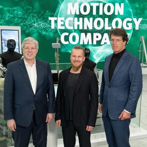 (v.l.) Georg F. W. Schaeffler, Familiengesellschafter und Aufsichtsratsvorsitzender der Schaeffler AG, Artem Sokolov, CEO und Gründer von Humanoid und Klaus Rosenfeld, Vorsitzender des Vorstands der Schaeffler AG, besiegelten die Technologiepartnerschaft auf der CES in Las Vegas.(Bild:  Schaeffler)