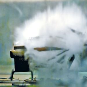 Hochgeschwindigkeitsaufnahme: Im Moment, während die Ampulle aufspringt und die Flüssigkeit freisetzt, verdampft diese und löscht den entstehenden Brand.(Bild:  Job)