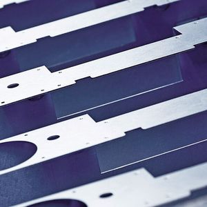 Durch einen hohen Automatisierungsgrad kann SMB Schnekenburger jährlich über 1500 t Feinblech zu Komponenten und Komplettlösungen verarbeiten.