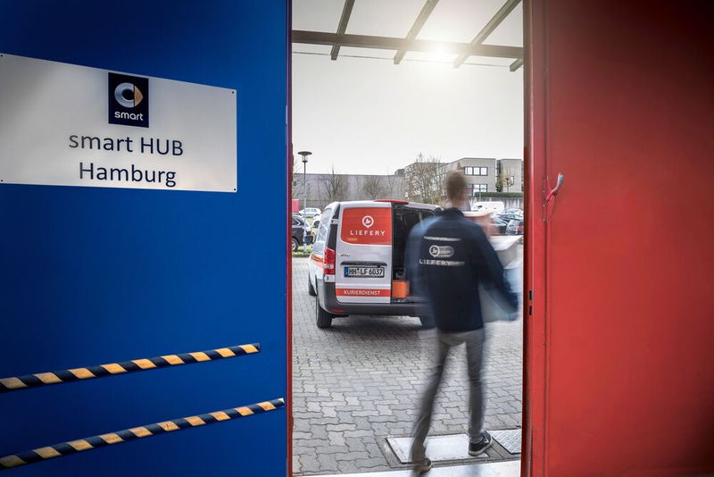 Damit Lieferungen über das System „Smart ready to drop+” in den Kofferraum kommen, ist viel Logistik notwendig. Ausgangspunkt ist der „Smart Hub Hamburg“, der an den Dienstleister Liefery.com angeschlossen ist. (Bild: Daimler)