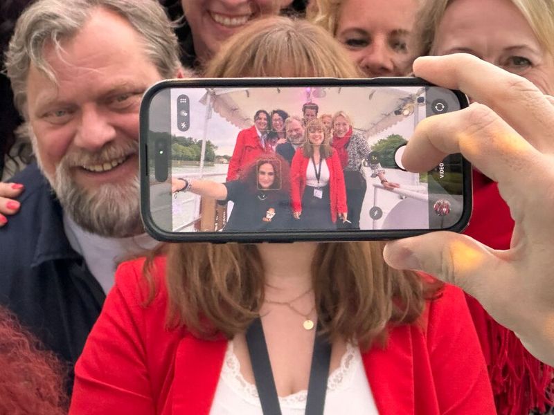 ...und Detlef lässt es sich nehmen, sich mit den Ladies zu fotografieren. (Bild: Vogel IT-Medien GmbH)