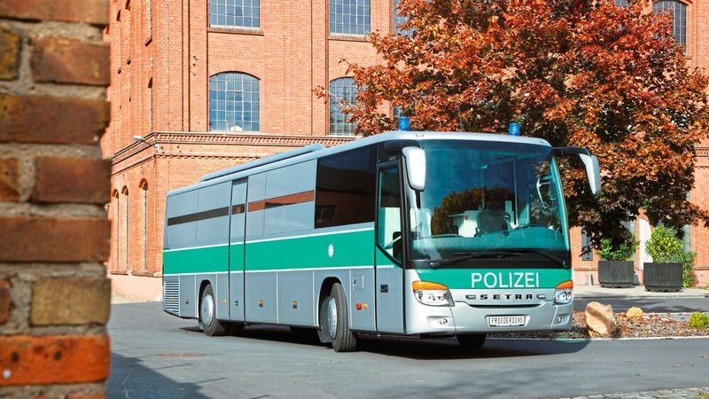 Einen solchen Polizeibus hat vermutlich jeder schon einmal gesehen. Sehr gut möglich, dass er von Friedrichs umgebaut wurde. (Bild: Friedrichs)