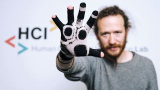 Der polymerisierte Handschuh kann zum digitalen Erfassen von Handbewegungen genutzt werden. (Bild: Oliver Dietze/Universität des Saarlandes)