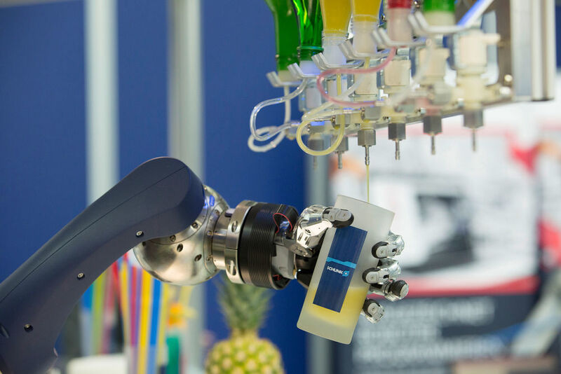 Human meets Robotics – attraktiv umgesetzt am Beispiel des Assistenzroboter HoLLiE vom FZI Karlsruhe als Barkeeper. (Bild: Schunk)
