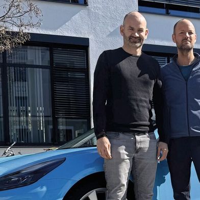 Mitgründer Philipp Sayler von Amende  (l.) und Geschäfts­führer Arne Stöcker wollen die einstige reine Neuwagen-Plattform Carwow immer stärker als Drehscheibe für ­Kunden rund um den Fahrzeugwechsel ­positionieren. (Bild: Carwow)