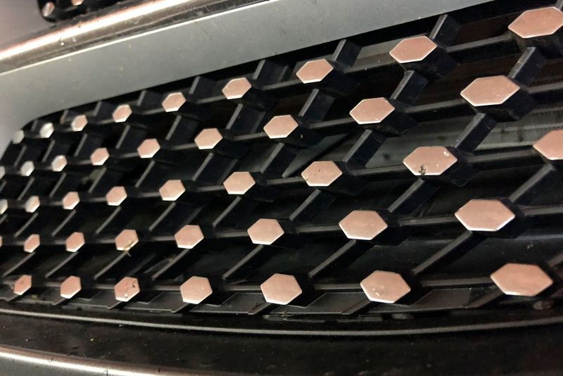 So auch bei unserem Testwagen: Die C 300 Limousine in der AMG-Line trug neben dem Diamantgrill... (Jens Scheiner)