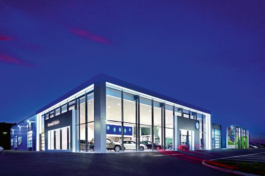 In einer Bauzeit von knapp zwölf Monaten entstand das VW- und Skoda-Autohaus der Autowelt Schuler in Donaueschingen. Wirtschaftlichkeit und Langlebigkeit waren wichtige Anforderungskriterien an den Neubau.     (Bild:  Borgers)