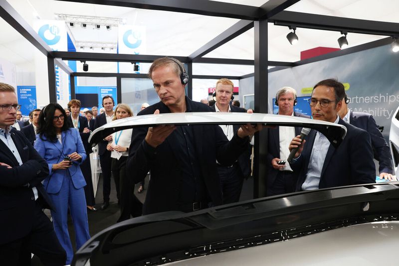 Auch Oliver Blume (Mitte), Vorstandsvorsitzender der Volkswagen Group, besuchte mit Vertreterinnen und Vertretern des Konzernvorstands und der Markenvorstände die IZB 2024.(Bild:  Wolfsburg AG)