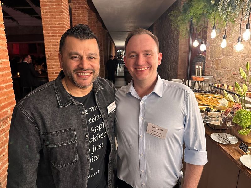 Amit Chatterjee (Samsung) und Robert Fröde (Moveon Studios) lieben es, vor der Kamera zu stehen und zu sprechen. (Bild: Vogel IT-Medien )