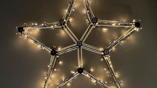 Im Rahmen des Bildungsformats „Nachhaltigkeit neu denken“, am 7. November 2023 in Kasel bei Trier, werden in einer Kreativ-Werkstatt nachhaltige Leichtbau-Sterne gewickelt. (Bild: Automotive Management Consulting GmbH)