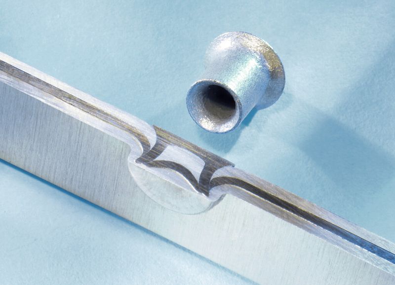 Das Stanznieten erweist sich als gutes Verbindungsverfahren für Leichtbau-Materialien. (Bild: Böllhoff)