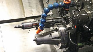Durch die oberhalb vom Spindelstock angebrachte Reitstockspitze können lange, dünne Werkstücke abgestützt werden. Parallel dazu kann an der Gegenspindel gearbeitet werden. (Bild: Teamtec)