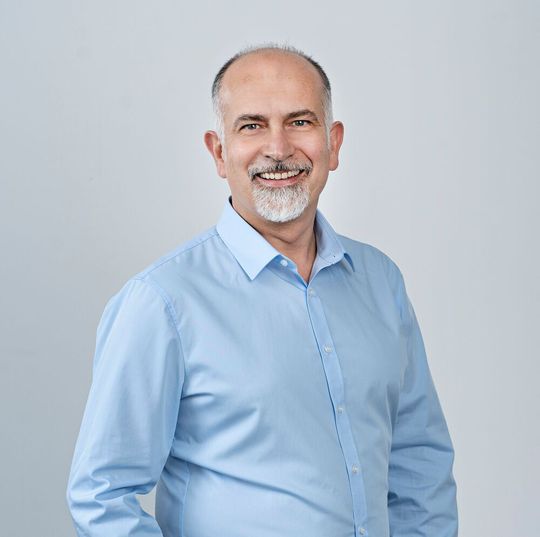 Christos Emmanuil ist Leiter des Qualitätsmanagements bei robos-labels und erläutert das Thema Reach und RoHS im Interviewteil des Beitrages. Christos Emmanuil ist Leiter des Qualitätsmanagements bei robos-labels und erläutert das Thema Reach und RoHS im Interviewteil des Beitrages.