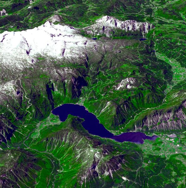 Die Ostalpen im Frühsommer: Salzkammergut. (Aufnahme vom 22. Juni 2003) (Bild: NASA image courtesy of GSFC/METI/ERSDAC/JAROS, and the U.S./Japan ASTER Science Team. Caption by Michon Scott.)