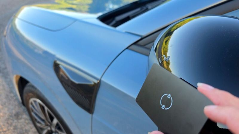 3. Die Besonderheiten (1): Besonderheiten gibt es beim Leapmotor B10 einige. Das fängt schon beim Öffnen des Fahrzeugs an: Man kann dafür wahlweise sein Smartphone oder die Leapmotor-App nutzen – oder aber, wie im Fall des Testwagens, eine Schlüsselkarte. Die muss man an den Seitenspiegel halten, damit sich die Türen entriegeln. Durchaus gewöhnungsbedürftig. (Bild: Mauritz – VCG)