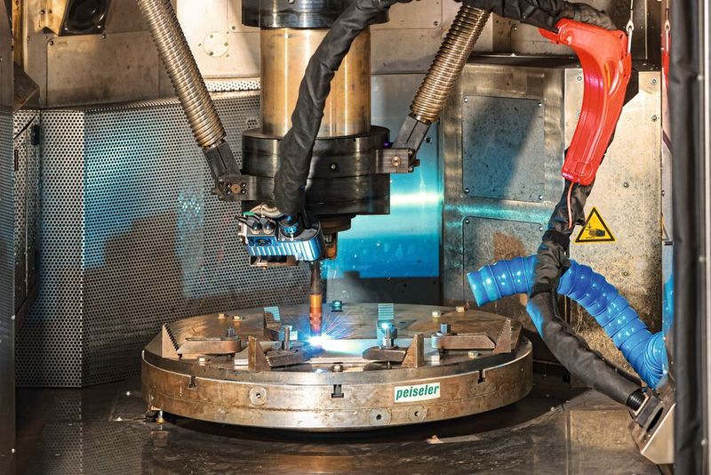 Beim 3D-Druck kommt das Wire Arc Additive Manufacturing zum Einsatz. Dabei wird mit einem Lichtbogen-Schweißgerät ein Metalldraht aufgeschmolzen und so nach und nach das Bauteil generiert. (Bild: Peiseler/Ulrich Perrey)