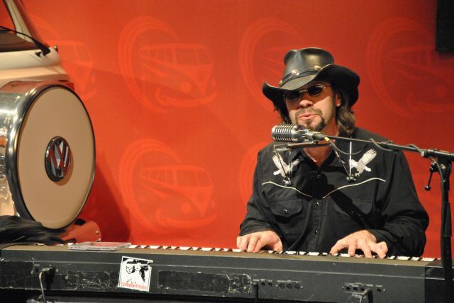 Der US-Musiker Dave Manning spielt zusammen mit seinem T1-Bus eine der Hauptrollen in dem Film „The Bus“. (Foto: Dominsky)