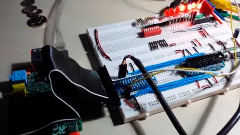 Die Echtzeitbetriebssysteme ChibiOS/RT und FreeRTOS unterstützen auch bestimmte ARM-Architekturen. Das eignet sie prinzipiell zum Betrieb auf einigen Raspberry Pi Modellen wie dem Raspberry Pi 2 und 2B. (Im Bild: YouTube-Screenhot einer ChibiOS/RT-Demo auf einem Raspberry Pi). (Bild: Vergil Cola / YouTube / lightsurge2.blogspot.de)