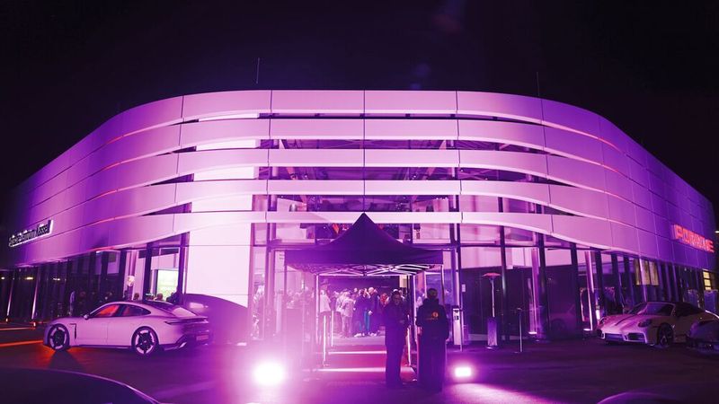 Das Porsche Zentrum Kassel ist ein Wahrzeichen für die Premiummarke geworden. (Bild: Ulf Schaumlöffel)