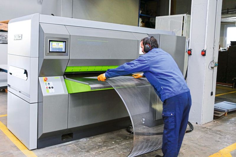 Richten von Lochblechen an einem Peak Performer 30P.1250 mit Walzenbiegung. (Bild: Özselin Perforated Sheet)