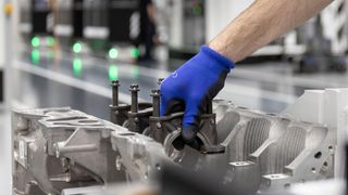 Die Bundesregierung ist aktuell uneins, ob sie dem vom EU-Parlament geforderten Verbot für Neufahrzeuge mit Verbrennungsmotoren zustimmen soll. Im Bild: Ein Blick in die Fertigung des 2,0-Liter-Vierzylinder-Turbomotors von AMG.  (Bild: Daimler)