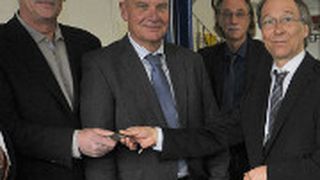 Fahrzeugübergabe: (v. li.) Michael Gemein (Kfz-Innung Rhein-Erft), Hajo Rutenberg (Hyundai Deutschland), Heribert Ropertz (Kreishandwerkerschaft Rhein-Erft) und Friedel Beyer (Hyundai Deutschland). (Foto: Zietz)