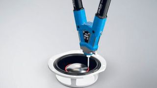 2K-Klebstoffauftrag in der Lautsprecherproduktion. (Bild: Viscotec)