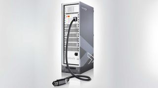 Master Rack des "vcts.performance" mit MCS-Ladekabel (Bild: Vector Informatik)