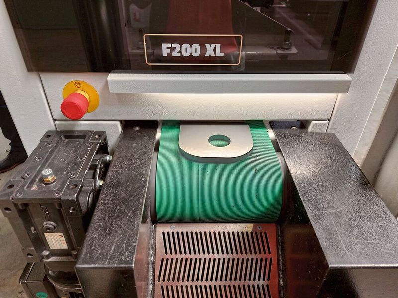 Die F200 XL ist eine 3-Stationen-Maschine. Dank einer effektive Fixierung der zu bearbeitenden Produkte auf dem Fördertisch können sogar sehr kleine Arbeitsstücke – ab 10 x 10 Millimeter –  sicher, problemlos und schnell bearbeitet werden. (Bild: VCG/Finus)
