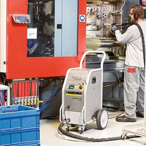 Reinigung einer Spritzgussmaschine mit Trockeneis. Das Gerät kann direkt nach dem Einsatz gereinigt werden.