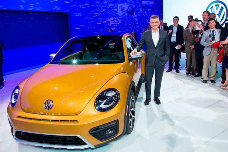 Michael Horn am neuen VW Beetle Dune. Der USA-Chef der Wolfsburger musste in Los Angeles mehr Fragen zum Diesel-Skandal als zu den neuen Modellen beantworten. (Foto: Matthias Knödler/SP-X)