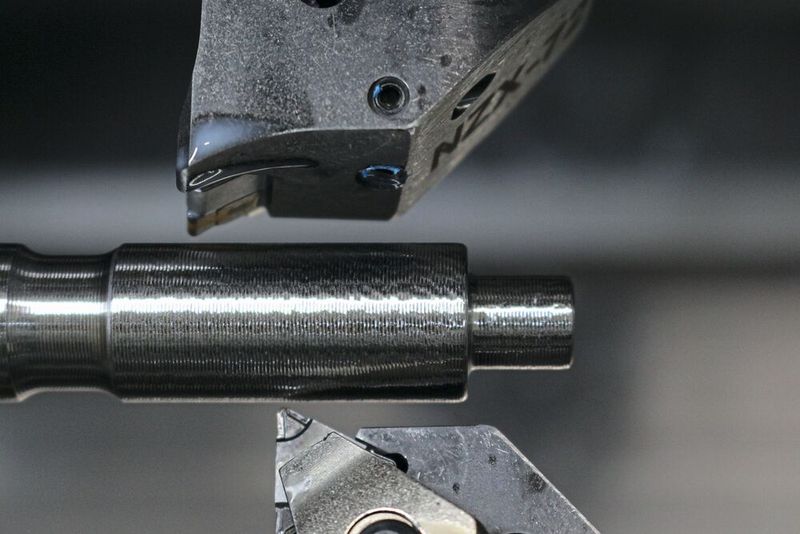 Mutschler schruppt mit zwei LOGIQ6TURN im Paralleleinsatz. Der Zerspaner erreicht damit prozesssicher eine Standzeit von 140 Teilen pro Schneide, senkt die Bearbeitungszeit pro Teil um 20 Prozent und profitiert dank der sechs Schneiden von geringeren Kosten.(Bild:  Iscar)