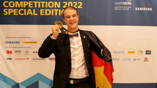Der deutsche Kfz-Mechatroniker Stefan Mißbach erkämpfte sich bei den Worldskills 2022 Special Edition in Dreden eine Goldmedaille. (Bild: Schmidt/»autoFACHMANN«)