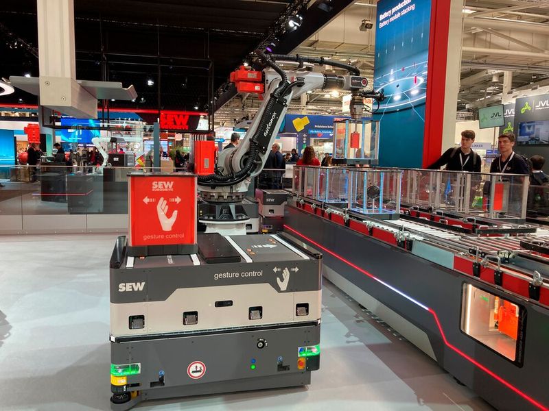 SEW zeigte anhand eines großes Showcases seine Kompetenz in der Antriebs- und Automatisierungstechnik. (Bild: Stefanie Michel)