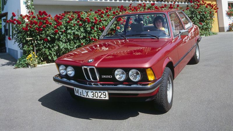 50 Jahre BMW 3er – Die kompakten Sportlimousinen ersetzten die BMW 02-Typen und avancierten zur bis heute erfolgreichsten Modellreihe des Münchner Autobauers. (Bild: BMW)